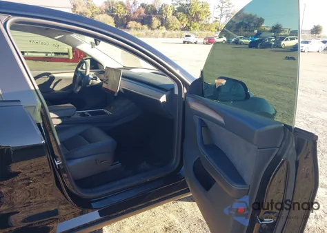 2025 Tesla Model Y Long Range Single Motor Rear-Wheel Drive z USA, uszkodzony, nr VIN 7SAYGDED9SA355819